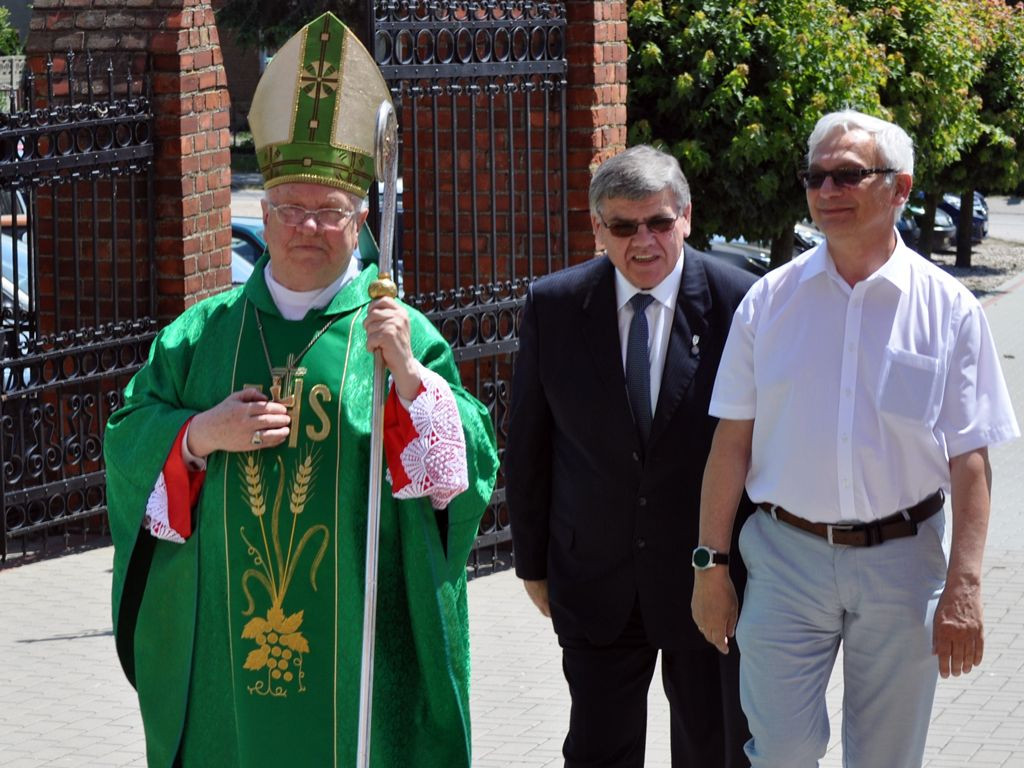 Biskup poświęcił zegar na kościelnej wieży