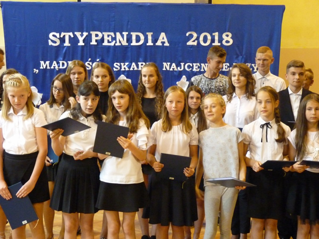 Rozdano stypendia dla uczniów z gminy Łowicz