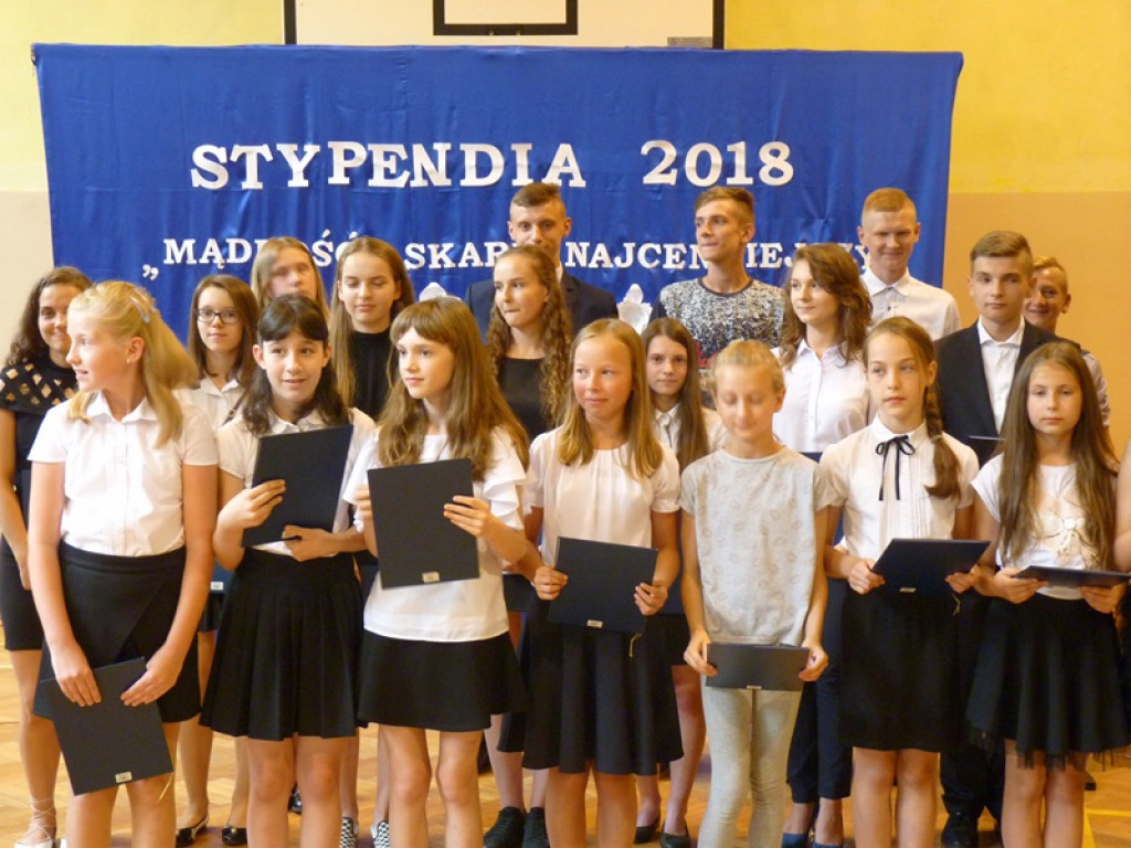 Rozdano stypendia dla uczniów z gminy Łowicz
