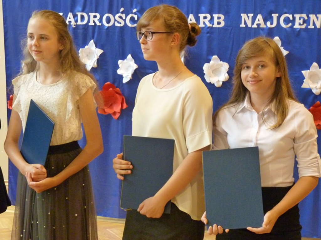 Rozdano stypendia dla uczniów z gminy Łowicz