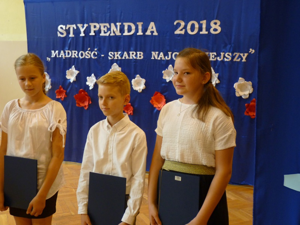Rozdano stypendia dla uczniów z gminy Łowicz