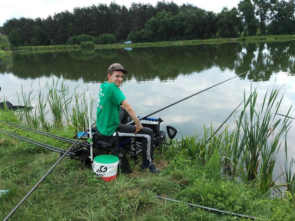Kadeci i juniorzy wędkowali za lasem