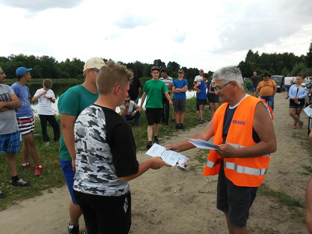 Kadeci i juniorzy wędkowali za lasem