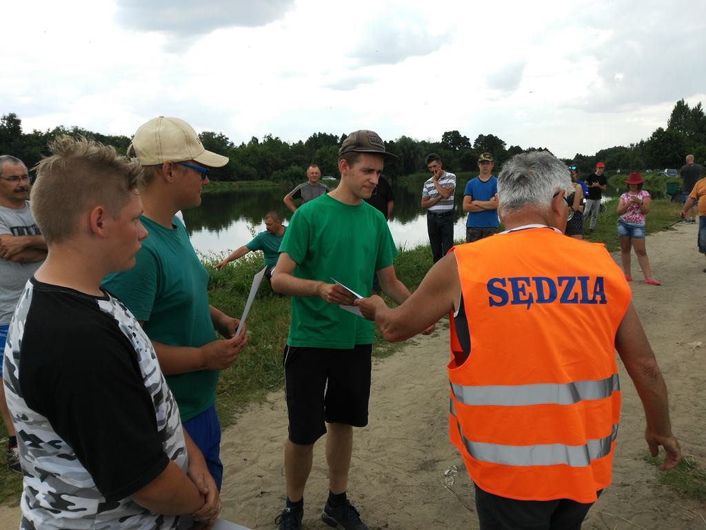 Kadeci i juniorzy wędkowali za lasem