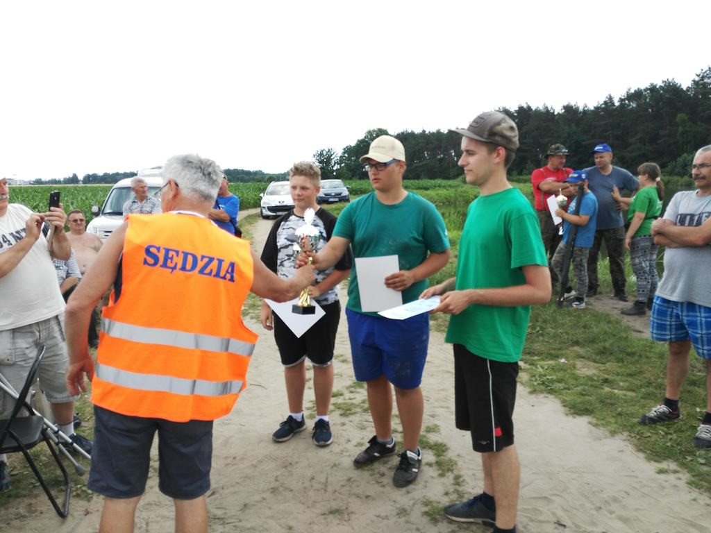 Kadeci i juniorzy wędkowali za lasem