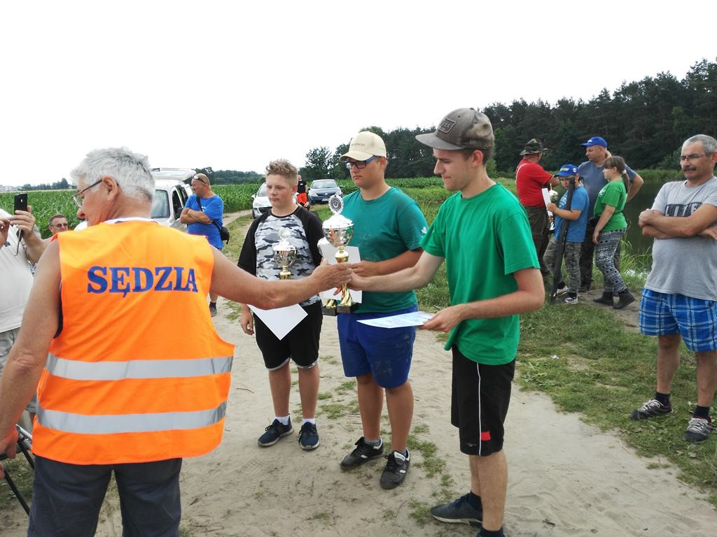Kadeci i juniorzy wędkowali za lasem