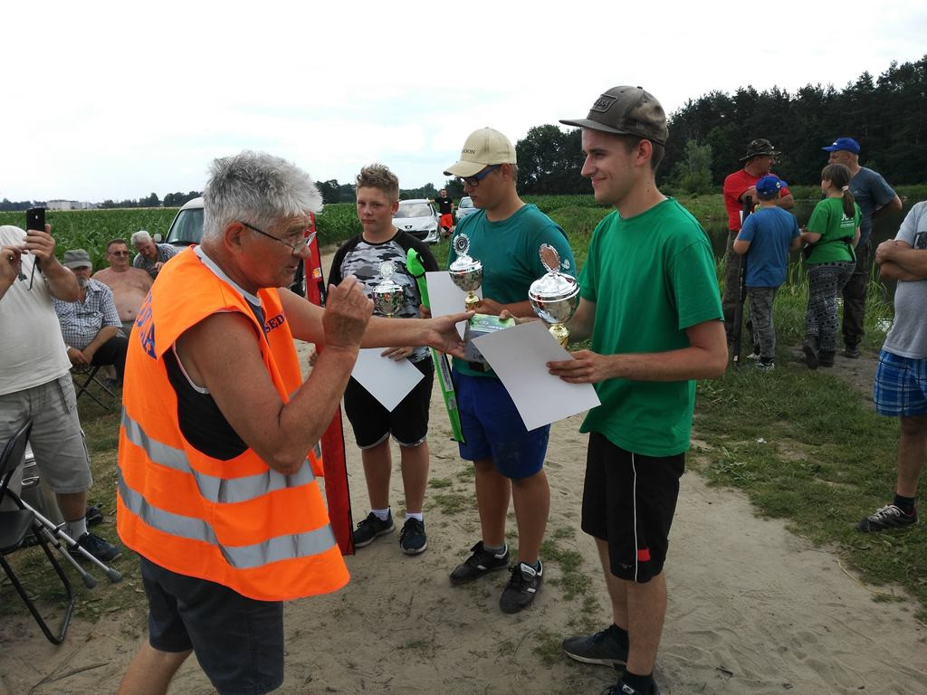 Kadeci i juniorzy wędkowali za lasem