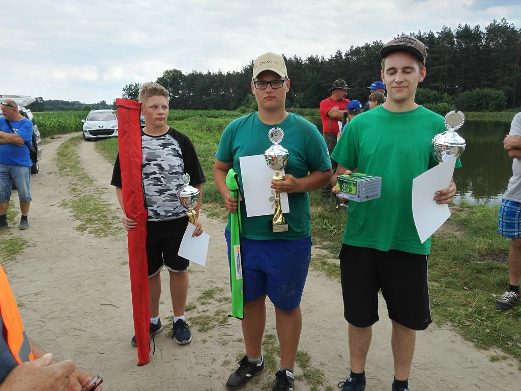 Kadeci i juniorzy wędkowali za lasem