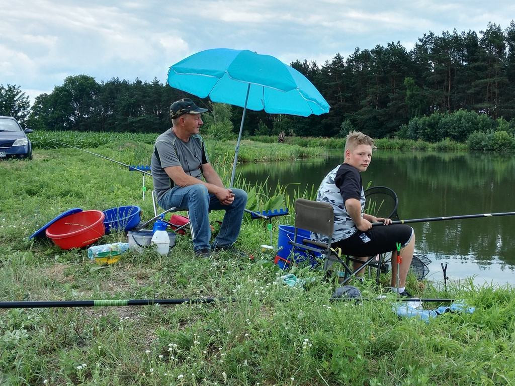 Kadeci i juniorzy wędkowali za lasem