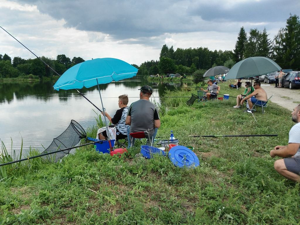Kadeci i juniorzy wędkowali za lasem