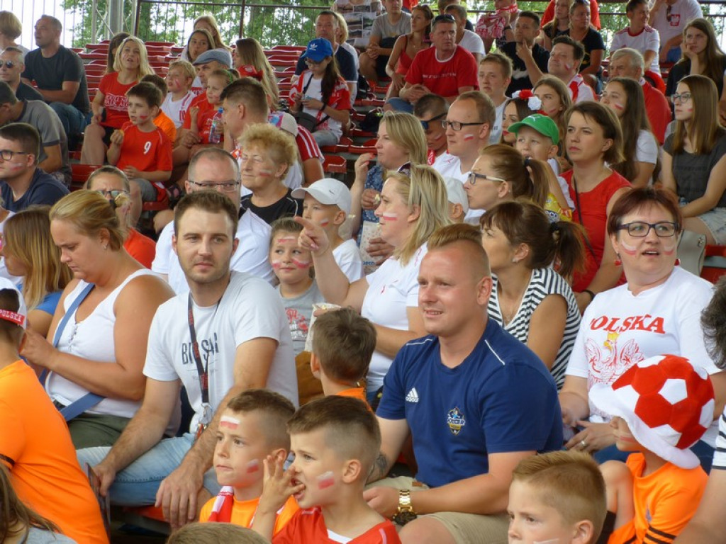 Muszla na Błoniach ściska kciuki za biało-czerwonych