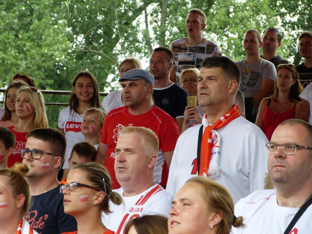 Muszla na Błoniach ściska kciuki za biało-czerwonych