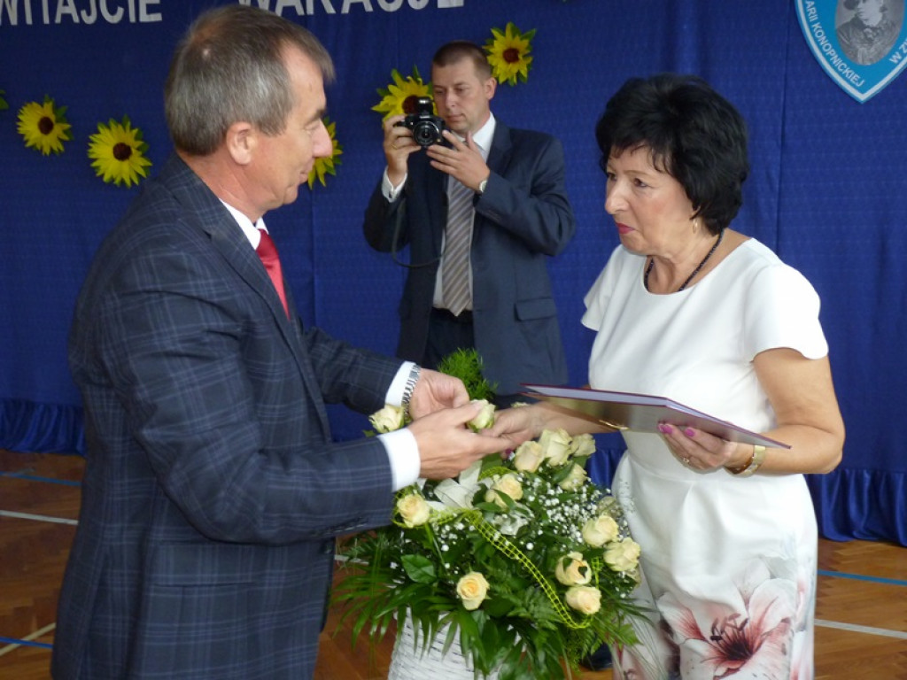 Koniec roku szkolnego. W Zielkowicach żegnano dyrektor i panią woźną