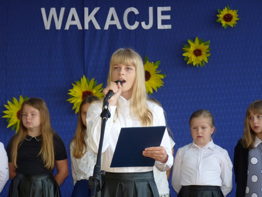 Koniec roku szkolnego. W Zielkowicach żegnano dyrektor i panią woźną