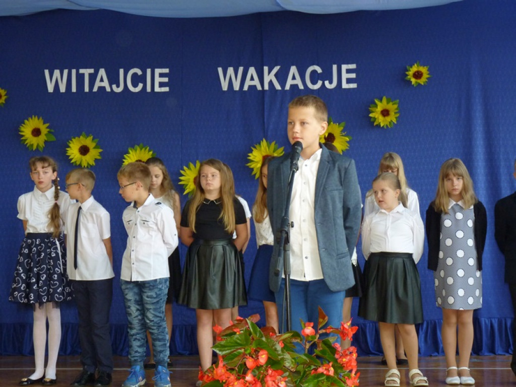 Koniec roku szkolnego. W Zielkowicach żegnano dyrektor i panią woźną