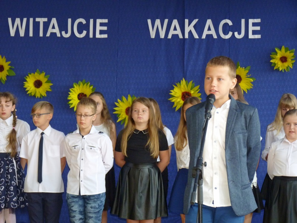 Koniec roku szkolnego. W Zielkowicach żegnano dyrektor i panią woźną