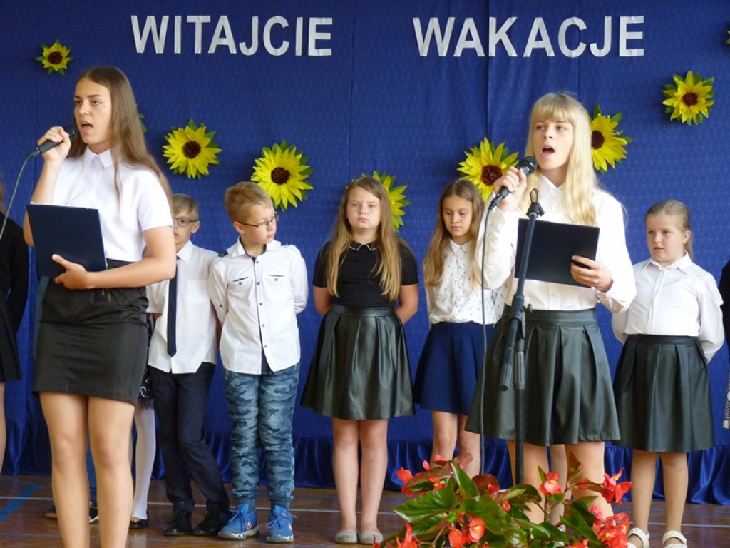 Koniec roku szkolnego. W Zielkowicach żegnano dyrektor i panią woźną