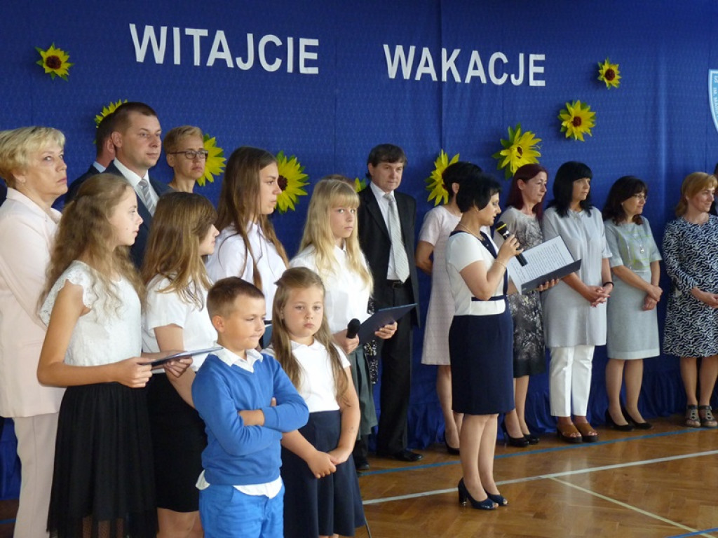 Koniec roku szkolnego. W Zielkowicach żegnano dyrektor i panią woźną
