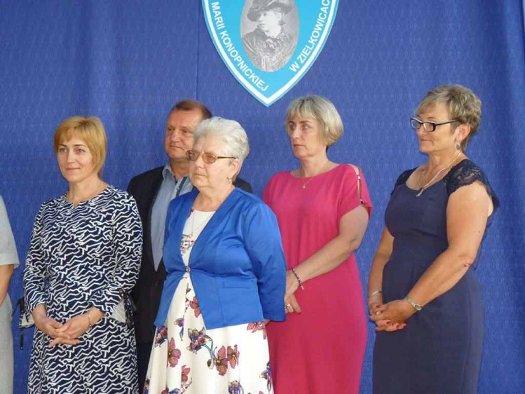 Koniec roku szkolnego. W Zielkowicach żegnano dyrektor i panią woźną