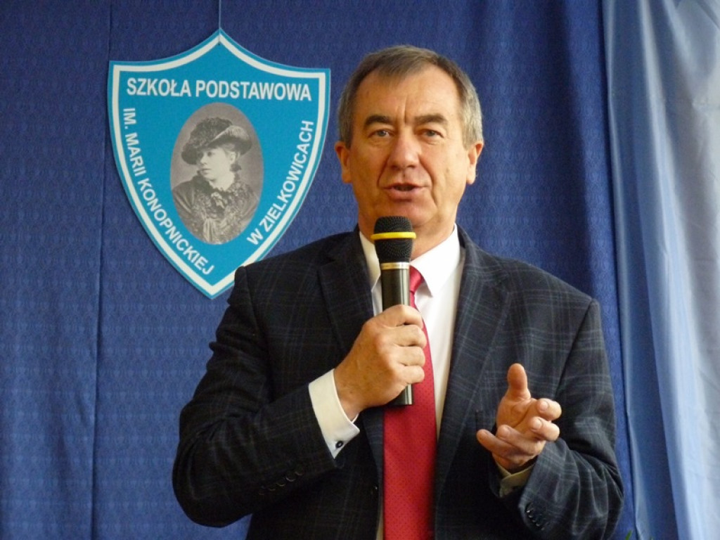 Koniec roku szkolnego. W Zielkowicach żegnano dyrektor i panią woźną