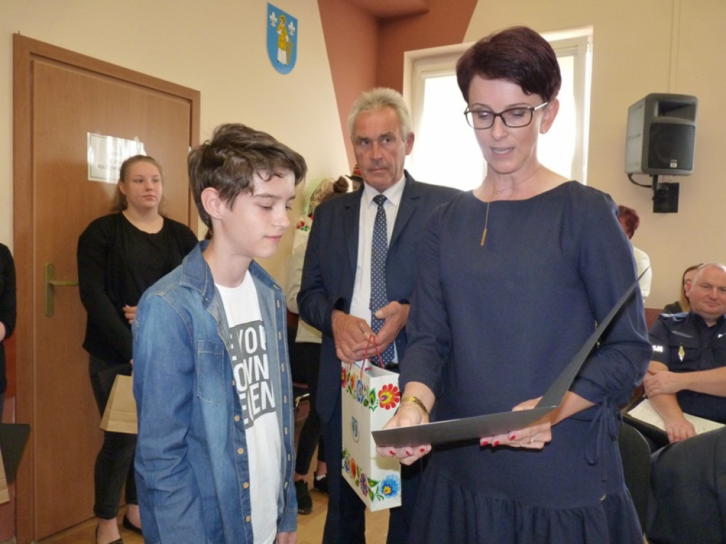 Ich eseje spoczną w kapsule czasu na 45 lat