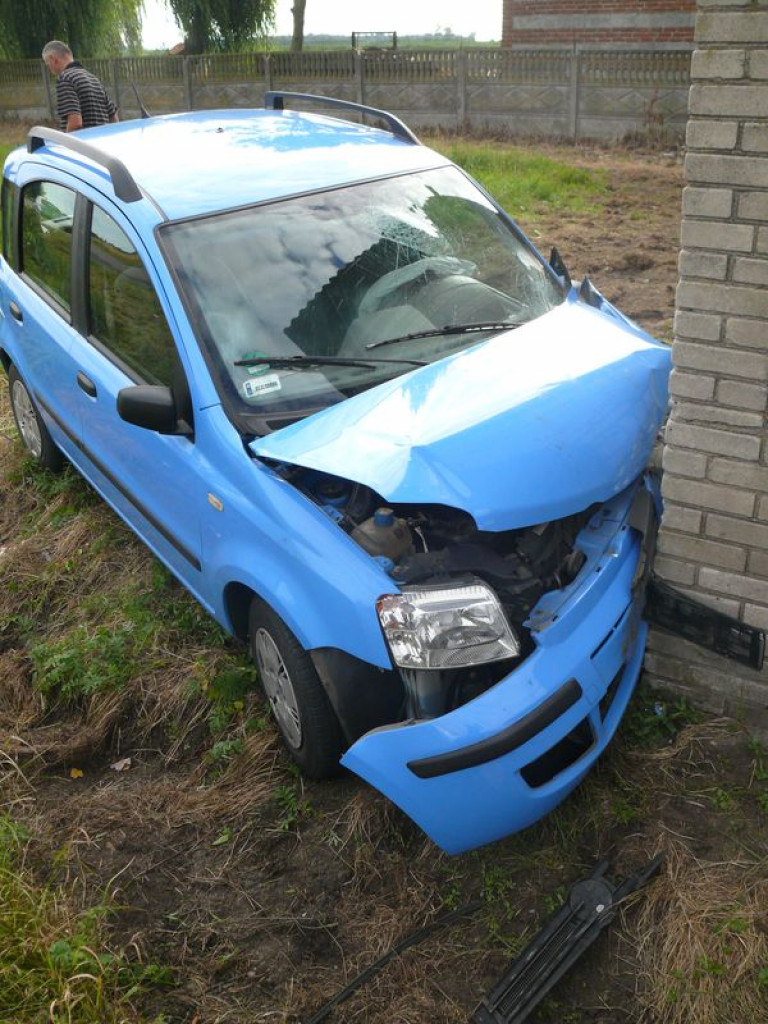Fiat Panda uderzył w stodołę, dwie osoby w szpitalu