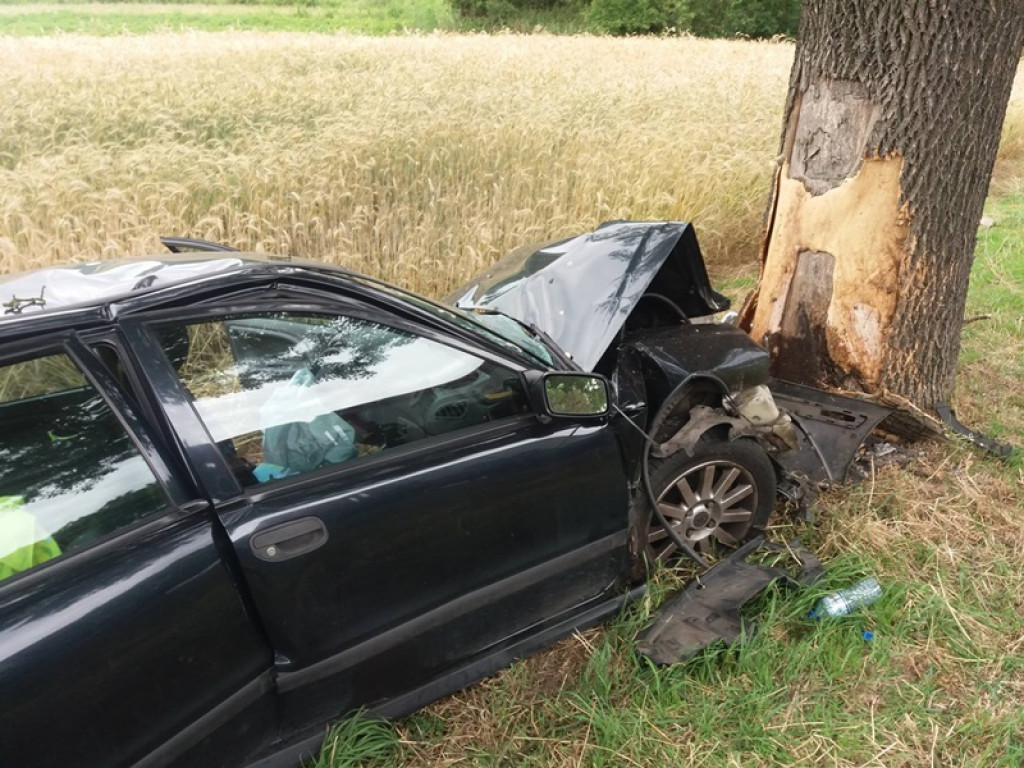 Zasnął za kierownicą. Uderzył w drzewo