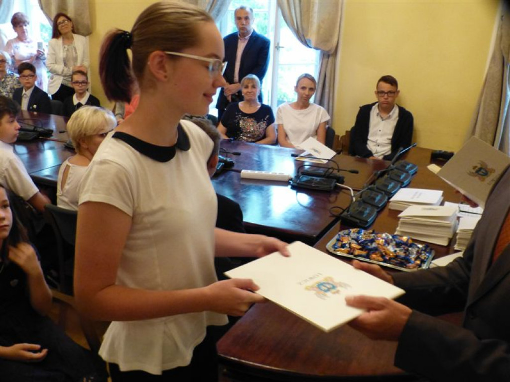 Burmistrz wręczył stypendia naukowe