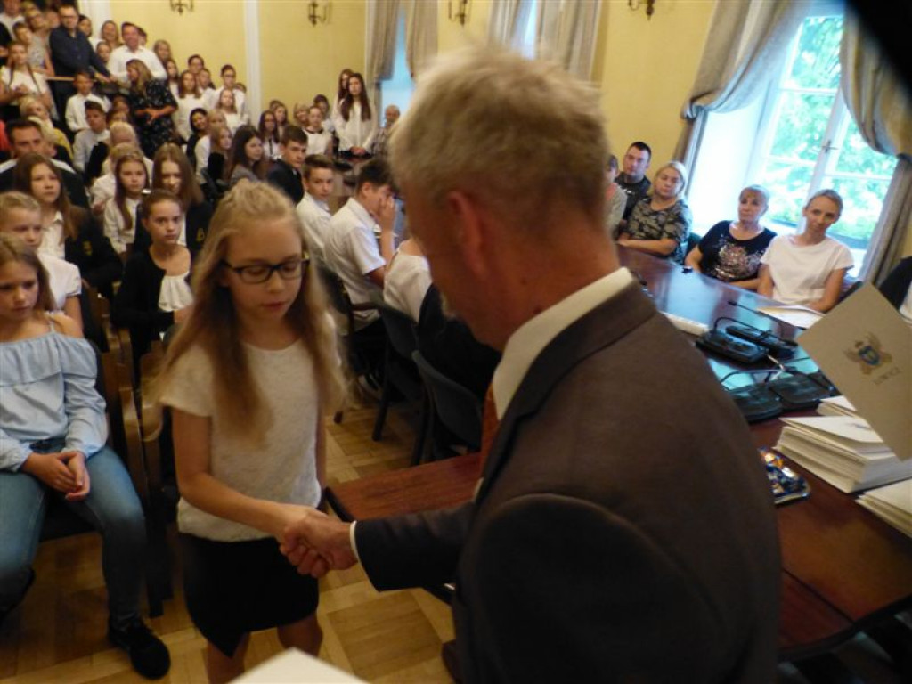 Burmistrz wręczył stypendia naukowe