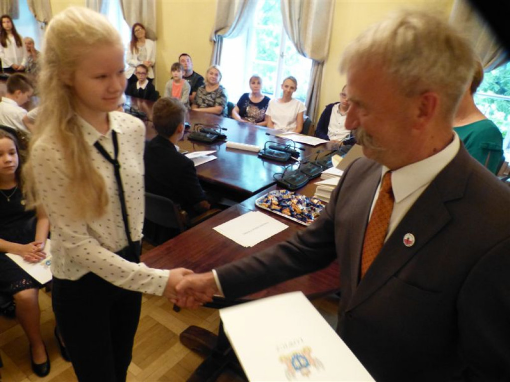 Burmistrz wręczył stypendia naukowe