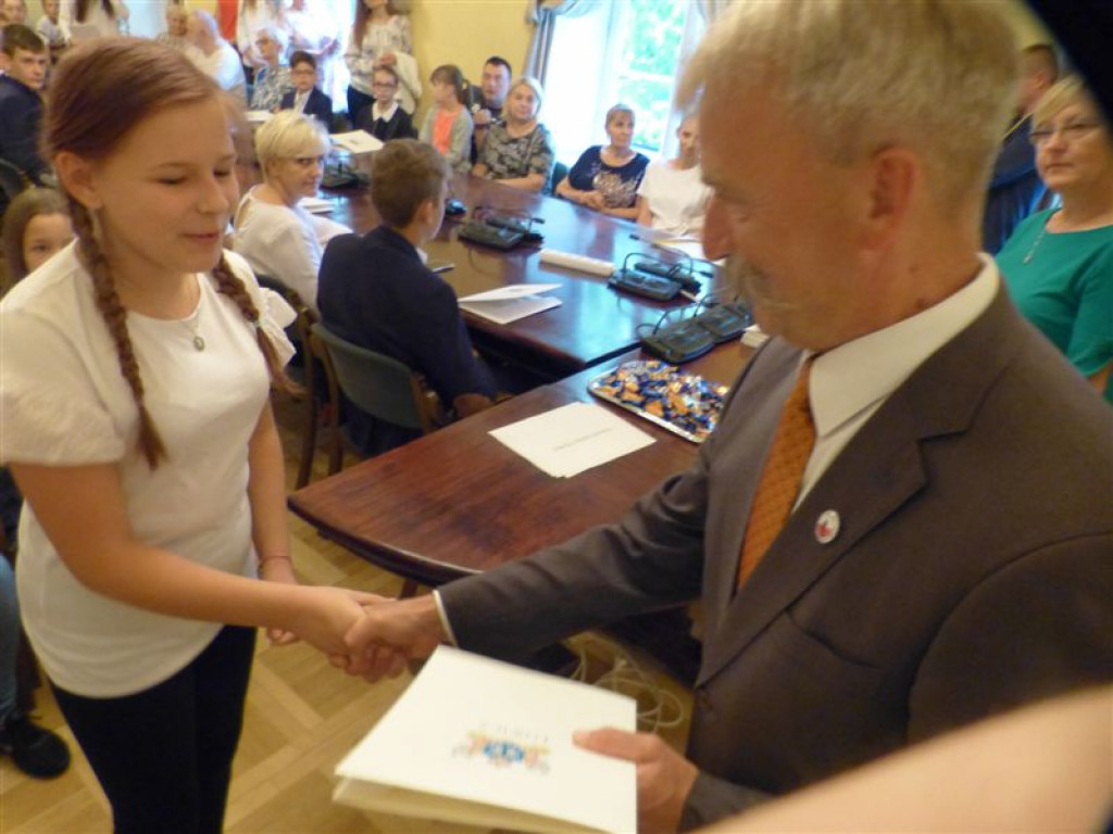 Burmistrz wręczył stypendia naukowe