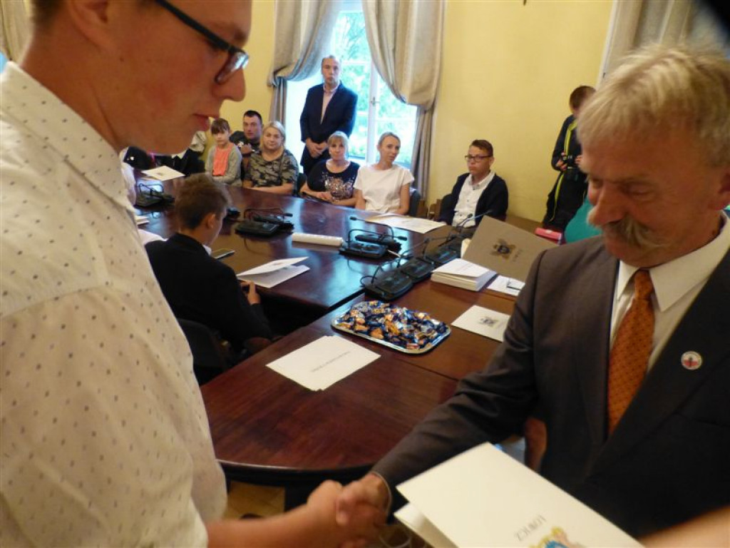 Burmistrz wręczył stypendia naukowe