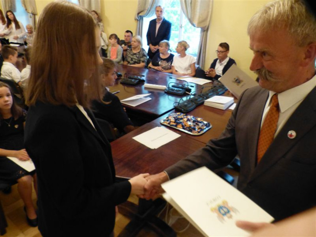 Burmistrz wręczył stypendia naukowe