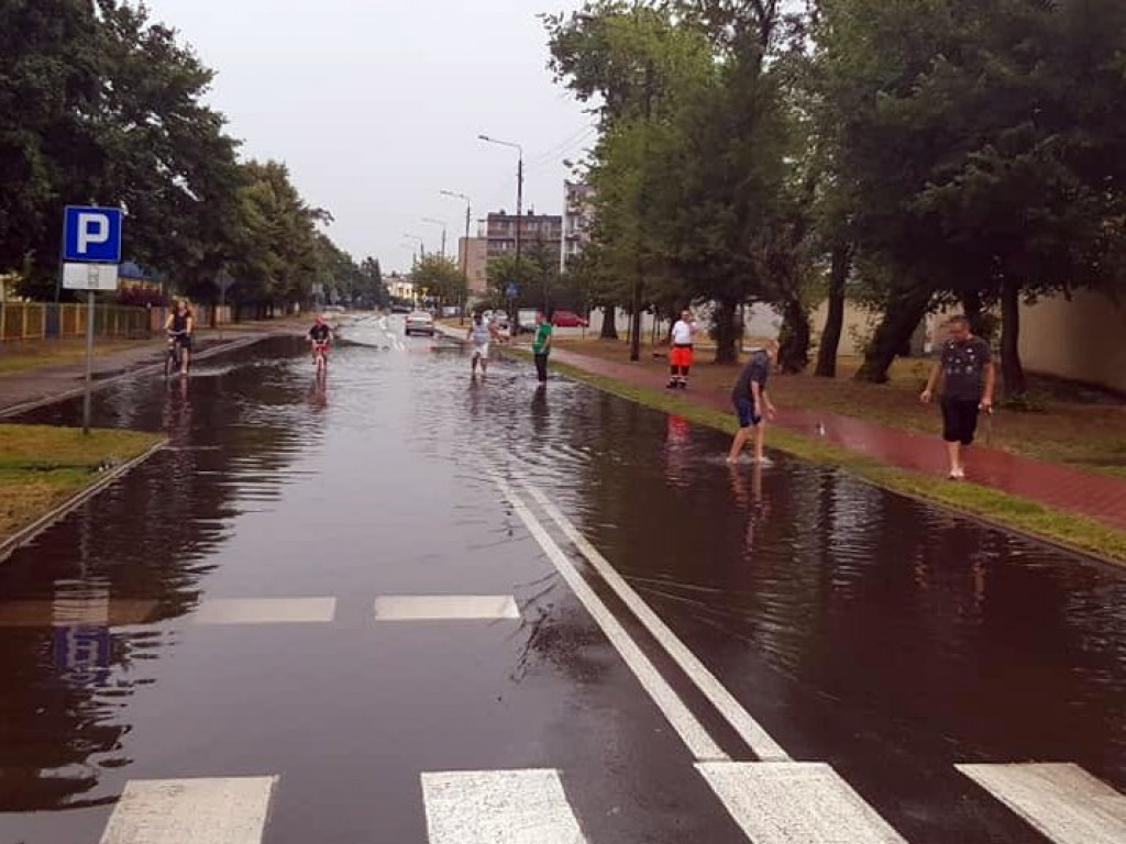 Gwałtowna ulewa przeszła nad powiatem, wiele interwencji straży