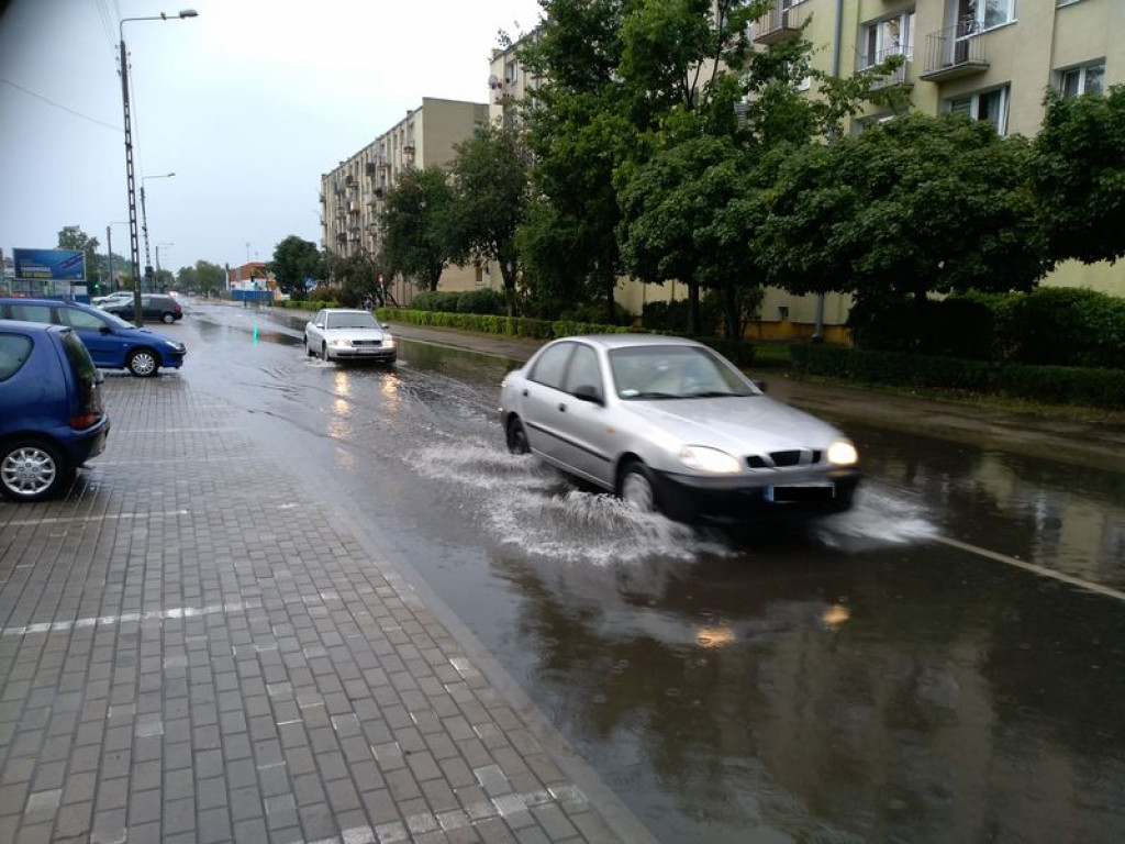 Gwałtowna ulewa przeszła nad powiatem, wiele interwencji straży