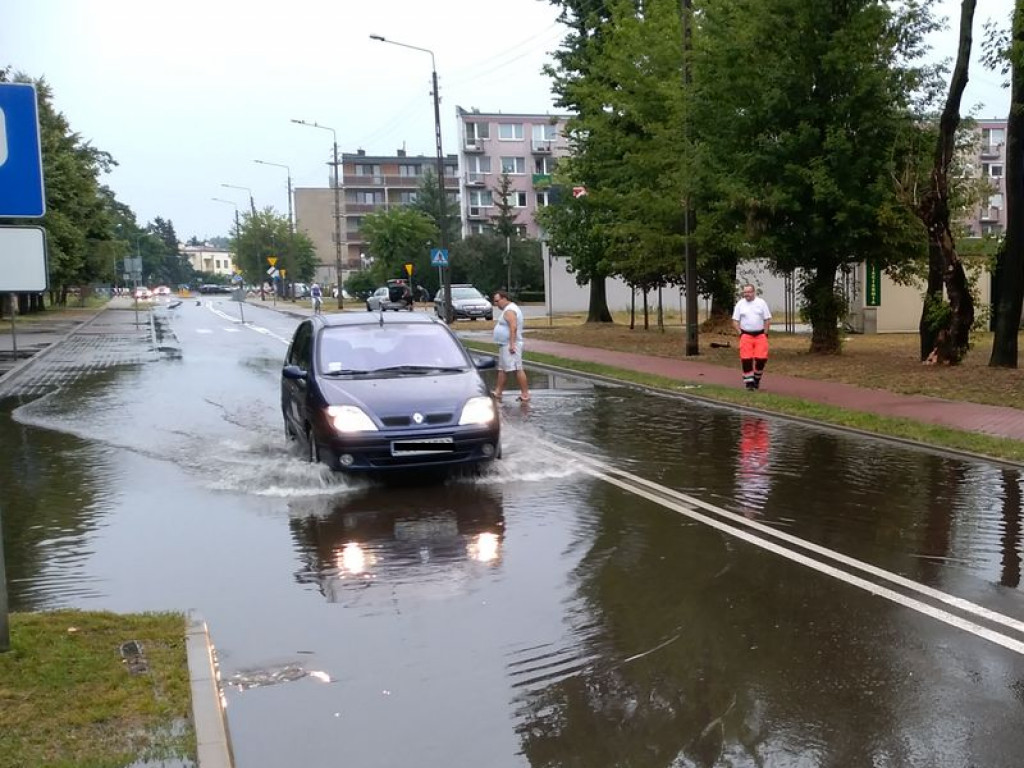 Gwałtowna ulewa przeszła nad powiatem, wiele interwencji straży