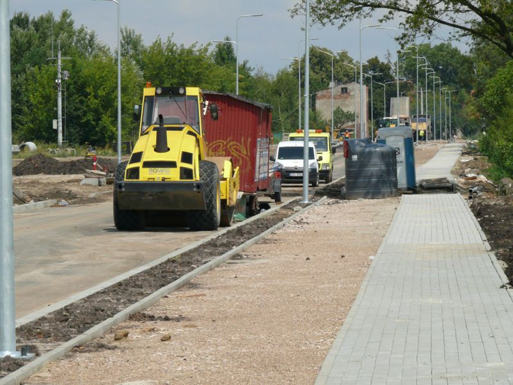 Na Dmowskiego ruszyło asfaltowanie