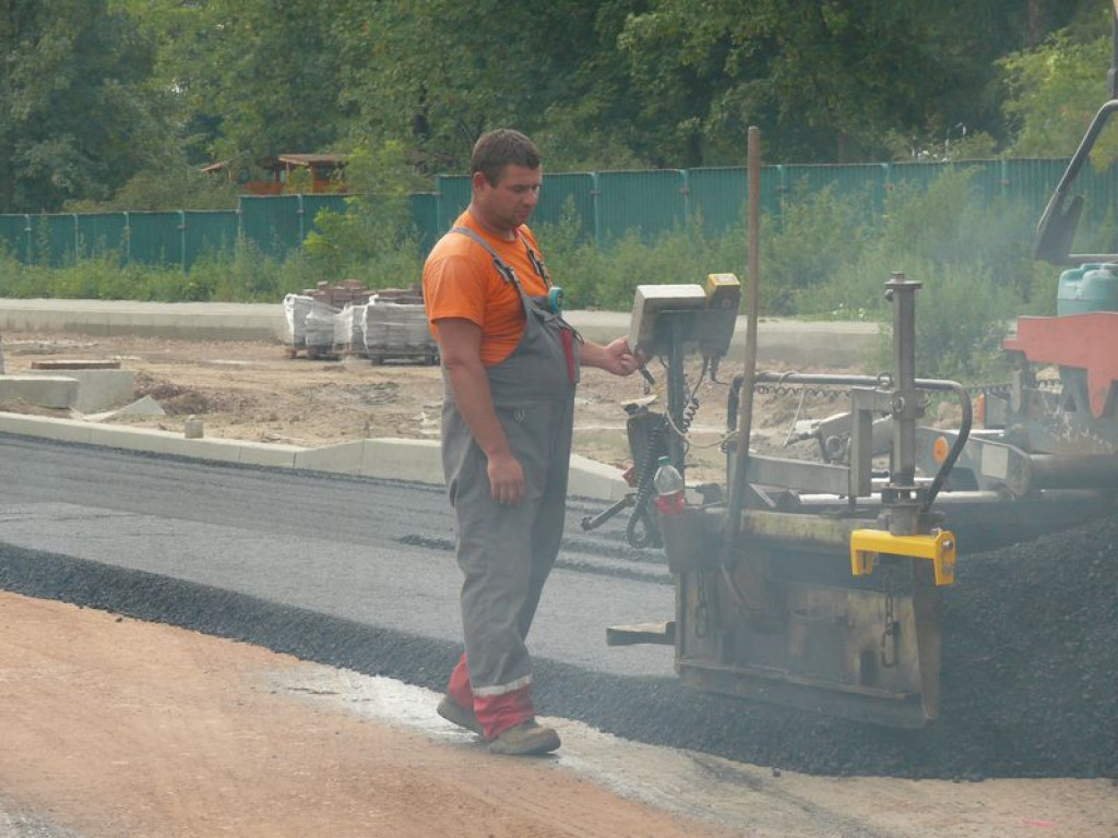Na Dmowskiego ruszyło asfaltowanie