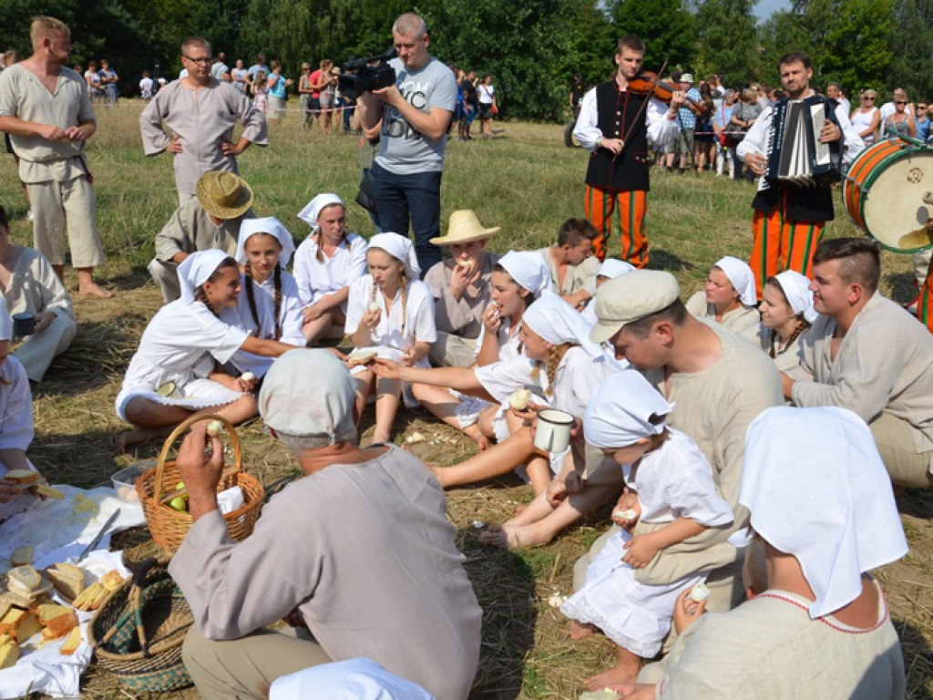 Żniwa i folklor w skansenie w Maurzycach