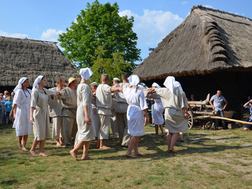Żniwa i folklor w skansenie w Maurzycach