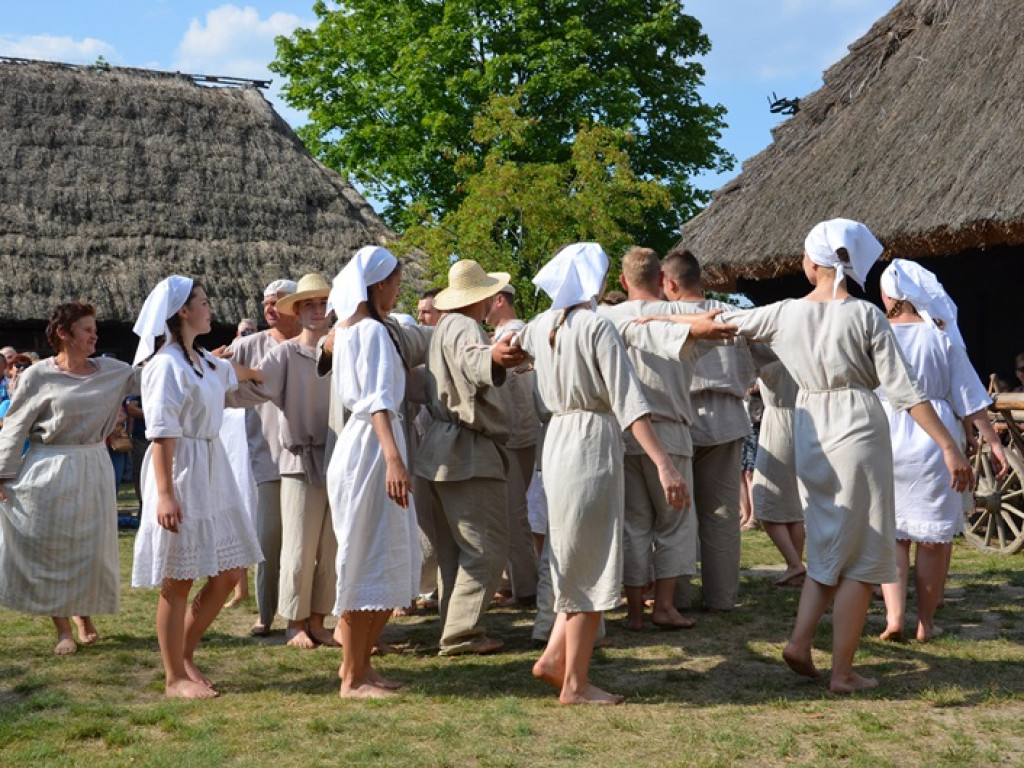 Żniwa i folklor w skansenie w Maurzycach