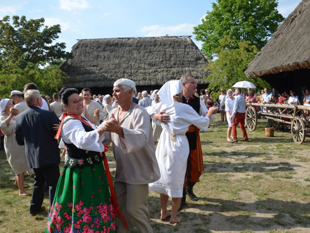 Żniwa i folklor w skansenie w Maurzycach