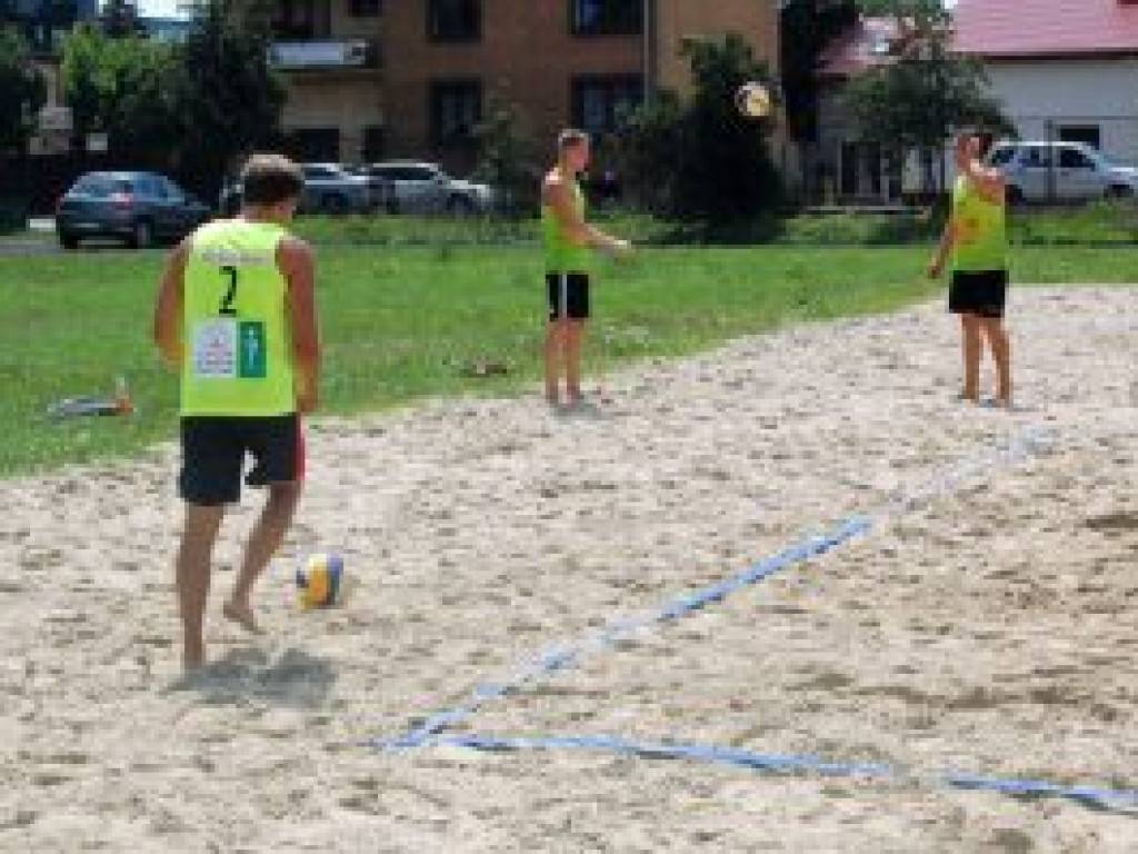 Mimo złych prognoz - entuzjaści plażówki mogli ze sobą rywalizować