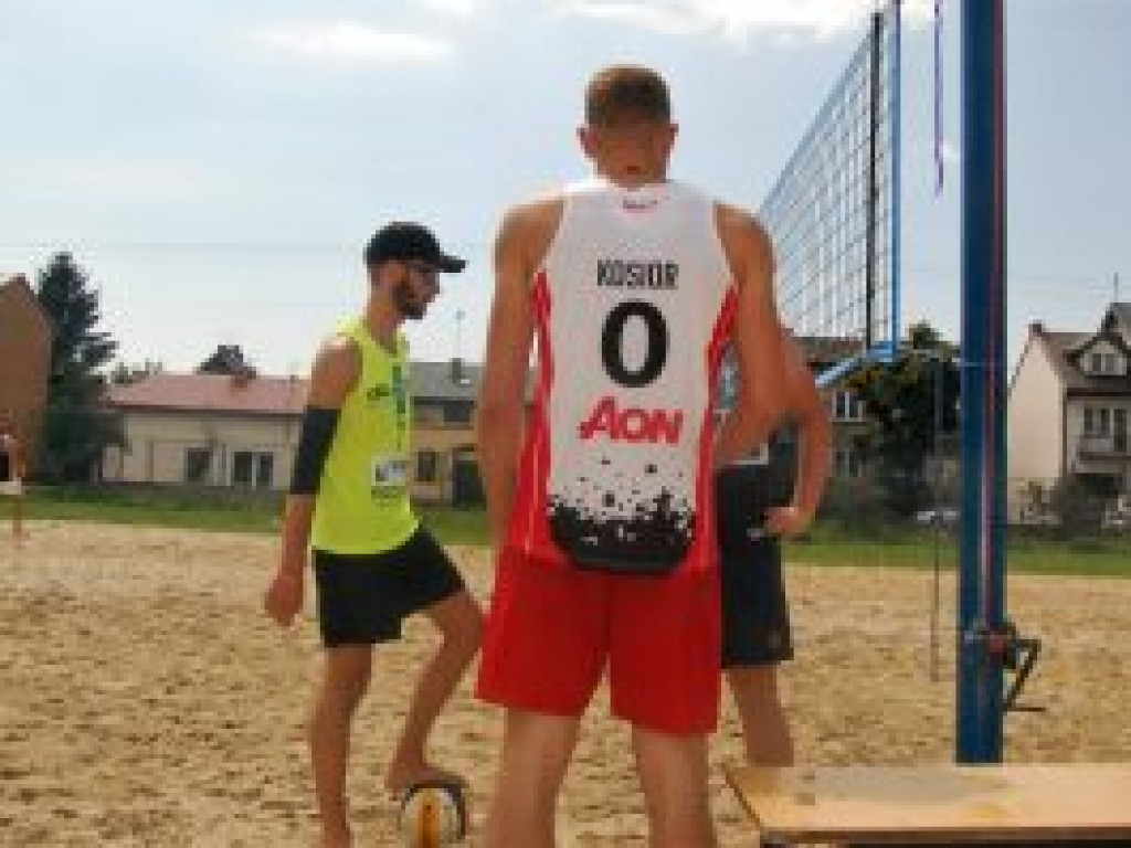 Mimo złych prognoz - entuzjaści plażówki mogli ze sobą rywalizować