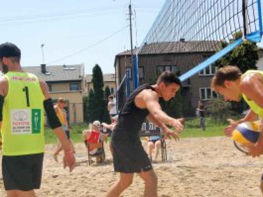 Mimo złych prognoz - entuzjaści plażówki mogli ze sobą rywalizować