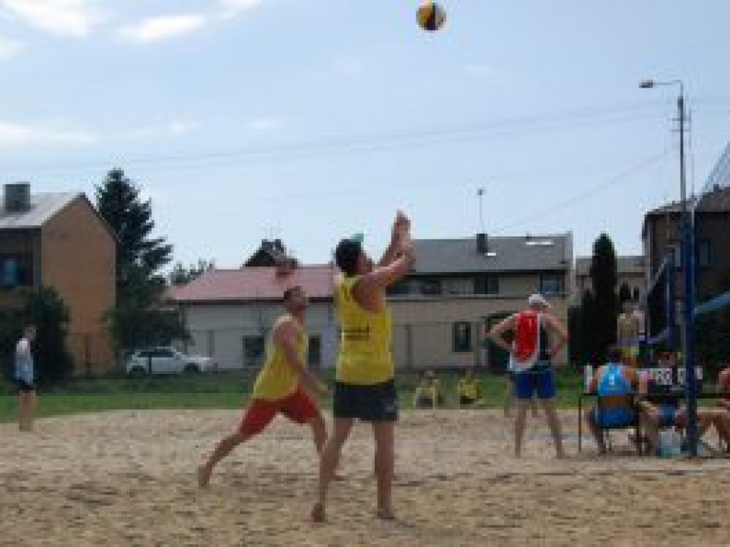 Mimo złych prognoz - entuzjaści plażówki mogli ze sobą rywalizować