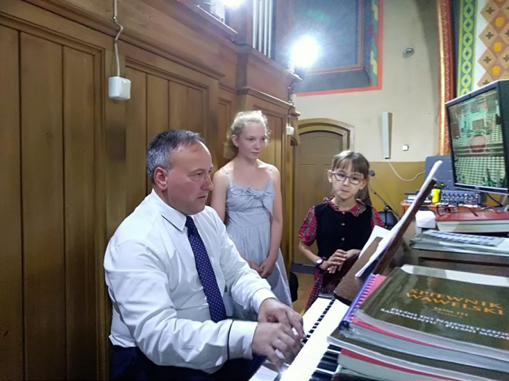 Prof. Wróblewski zagrał na złakowskich organach