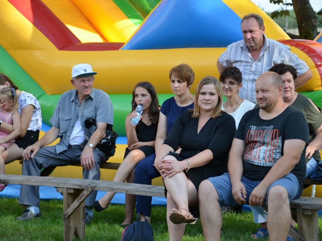 Zabawa w najlepsze na pikniku w Bednarach Kolonii