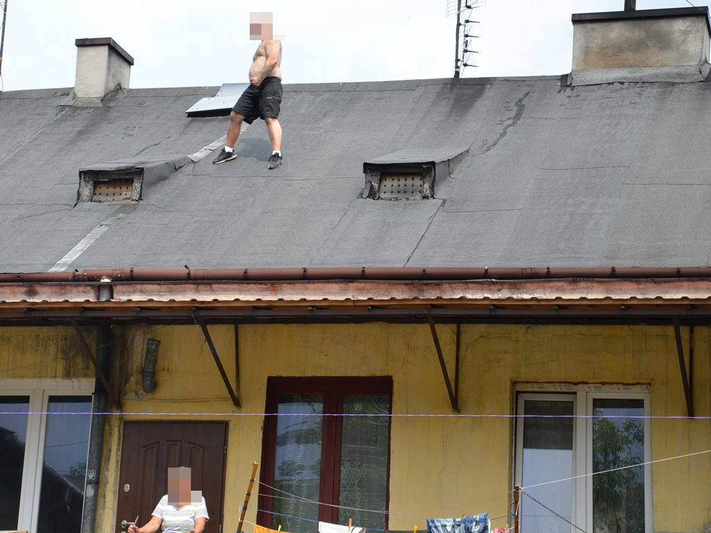 Mężczyzna z nożami biegał po dachu na Bielawskiej