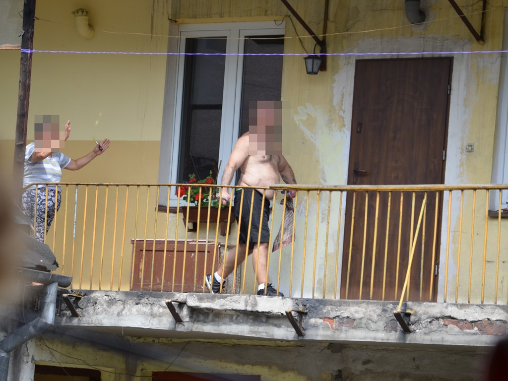 Mężczyzna z nożami biegał po dachu na Bielawskiej